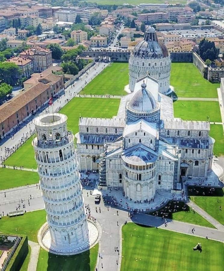 The Square Of Miracles Apartment Pisa Bagian luar foto
